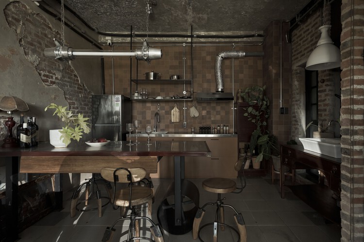 Le Condé House / Limdim House Studio - Фотография интерьера, кухня, стол, стеллажи, стул