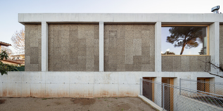 Дом MM / Alventosa Morell Arquitectes - Фасадная фотография, Кирпич, Фасад, Бетон, Окна