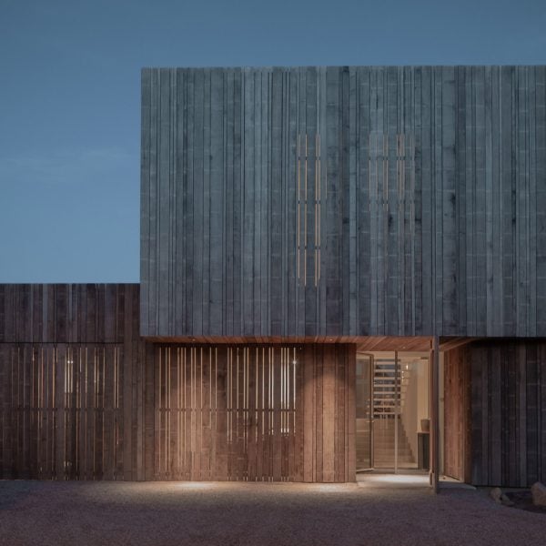 Francois Verhoeven Architects использует контрастную отделку для виллы K340.