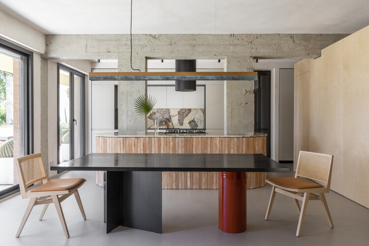 Rude House / STUDIOTAMAT - Фотография интерьера, кухня, стол, стул, окна, балка