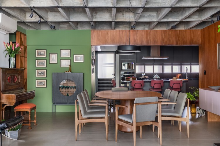 Итамарати 91 / Адриана Берсу - Фотография интерьера, Столовая, Стол, Стул, Балка