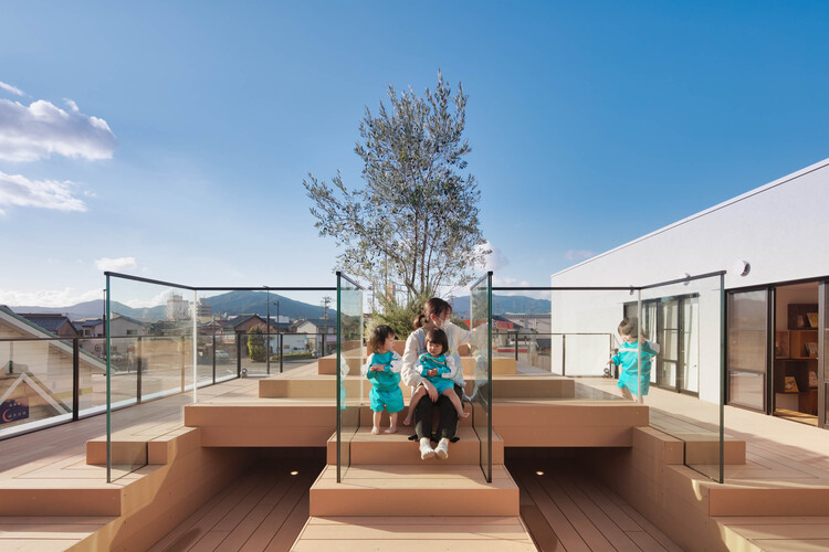 JPP Nursery / HIBINOSEKKEI + Youji no Shiro + Kids Design Labo — Фотография экстерьера, перила