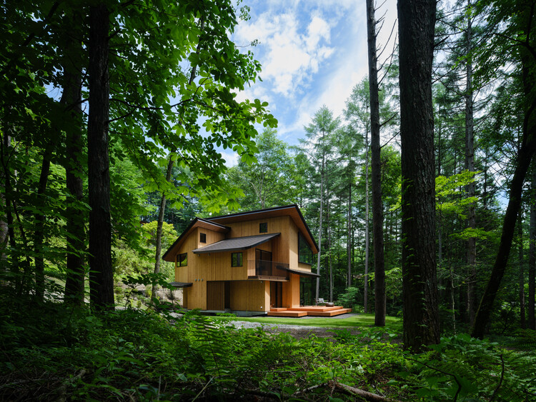 Клубная вилла Кюкаруизава / Naruse Inokuma Architects — фотография экстерьера, окна, лес