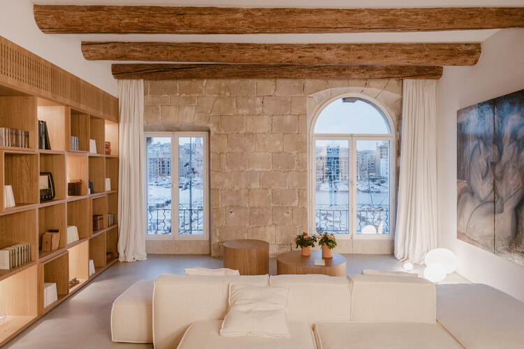 Квартира S / Enzo Rosada Architecte - Фотография интерьера, Окна, Диван, Полки, Балка