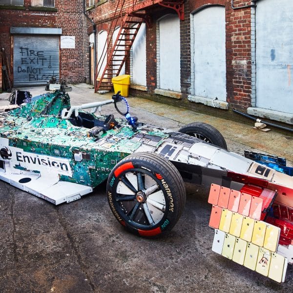 Lazerian строит гоночный автомобиль полностью из электронных отходов