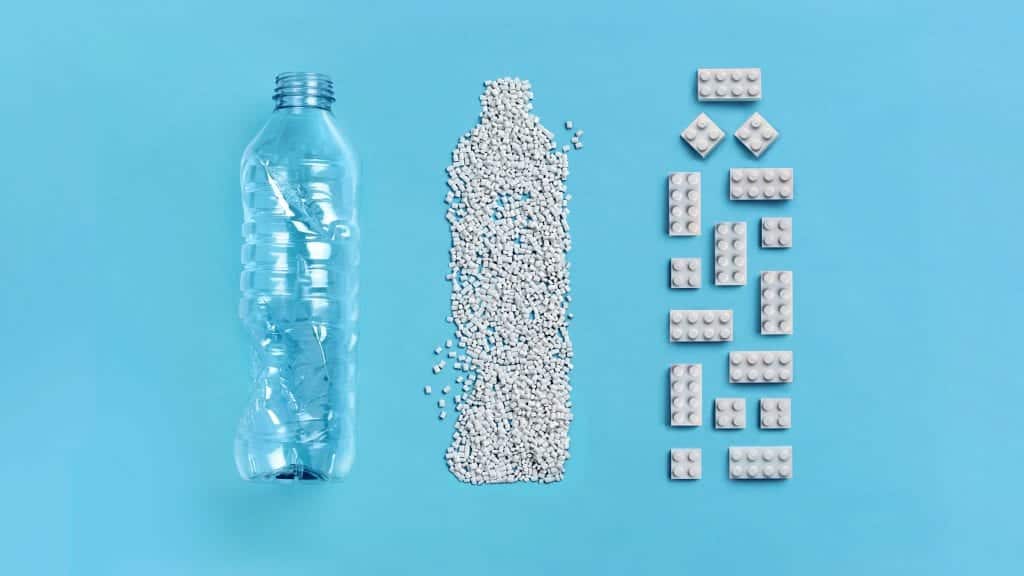 LEGO отказывается от планов делать кирпичи из переработанных пластиковых бутылок