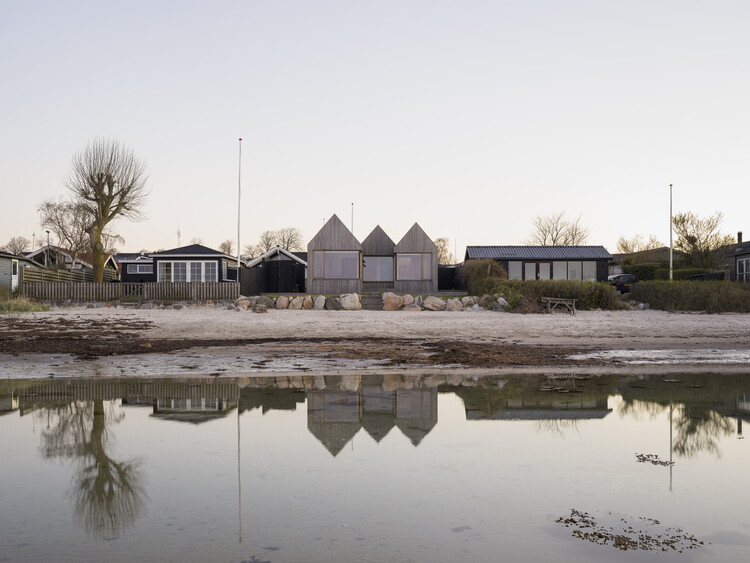 Strandvejen 35 Summer House / Jesper Kusk Arkitekter - Фотография Экстерьера, Набережная, Окна