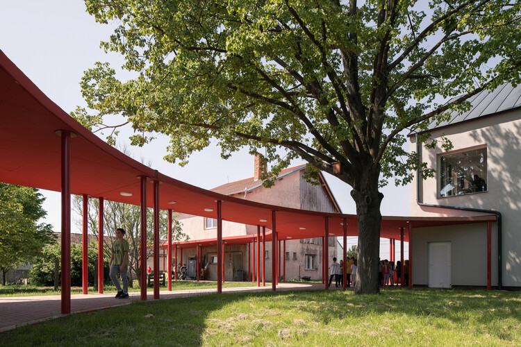 Начальная школа Сентпетерфа / Can Architects - Экстерьерная фотография, фасад, окна