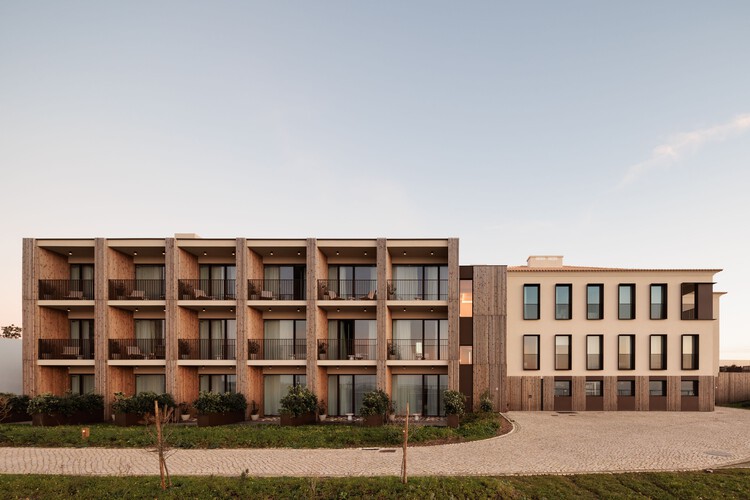 Aethos Ericeira Hotel / Pedra Silva Arquitectos - Фотография экстерьера, окна, фасад