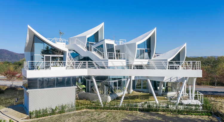 Парусный дом / IROJE KHM Architects – Фотография экстерьера