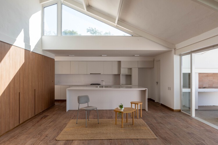 Ремонт дома Аргуэлло / Plano Compartido (Arq. Paula Albrieu y Arq. Juan Barrionuevo) — фотография интерьера, кухня, столешница, окна, раковина