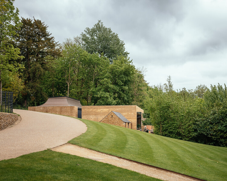 Студия йоги Rammed Earth / Invisible Studio - Экстерьерная фотография, Сад