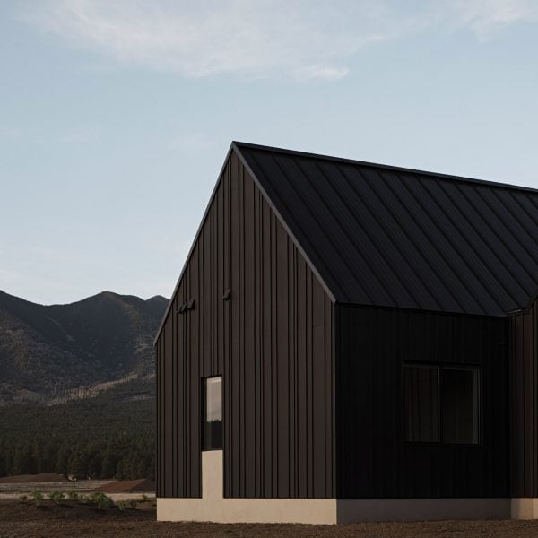 Вулканическая местность легла в основу дизайна дома Noir Peaks от The Ranch Mine