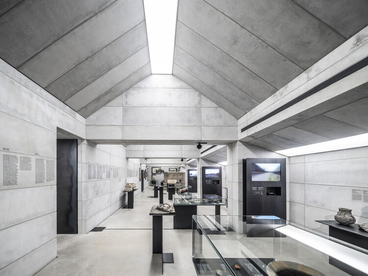 Выставочный зал на чердаке Оломоуцкого архиепископского музея / Šépka Architekti - Фотография интерьера, Кухня