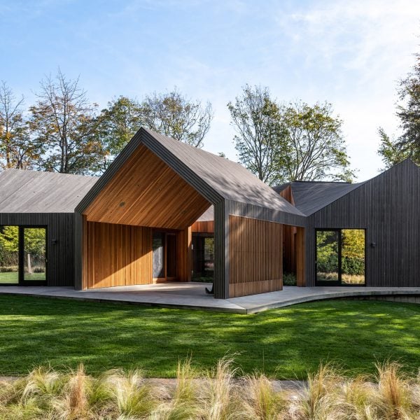 Young Projects создает Six Square House для зеленого участка в Хэмптоне