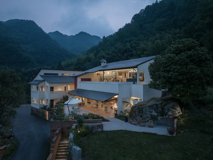 Затерянная вилла в Сымяньшане, Чунцин / Architects KONGKONG – Фотография экстерьера, окна