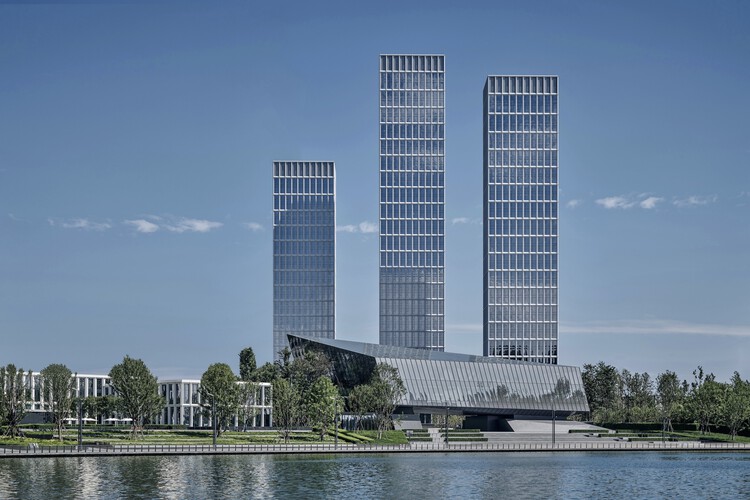 Жилые здания La Cadiere One Lake City / SCDA Architects — фотография экстерьера, набережной, городского пейзажа