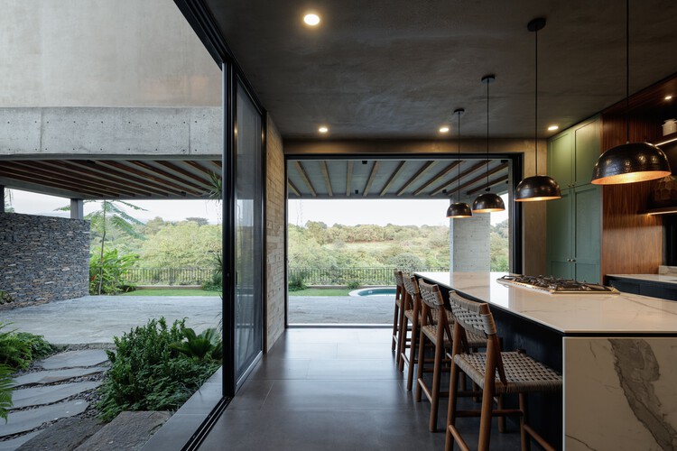 Nomah House / Di Frenna Arquitectos - Фотография интерьера, стол, стул, балка