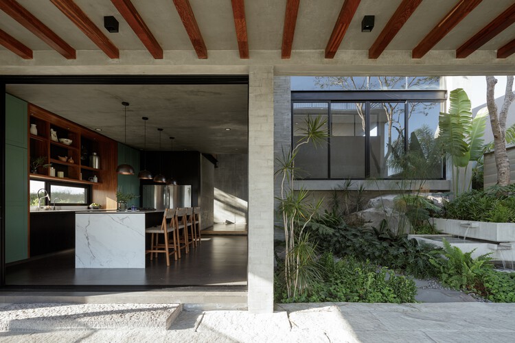 Nomah House / Di Frenna Arquitectos - Фотография интерьера, кухня, фасад, окна, балка