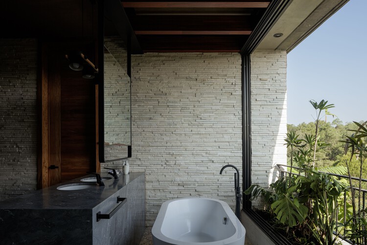 Nomah House / Di Frenna Arquitectos - Фотография интерьера, Ванная, Ванна, Раковина, Балка