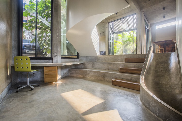 Anna + Mallesh Residence / Juiceshop Collective - Фотография интерьера, окна, перила, балка