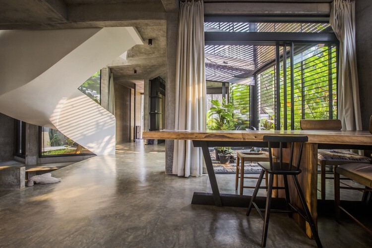 Anna + Mallesh Residence / Juiceshop Collective - Фотография интерьера, Столовая, Стол, Стул, Балка