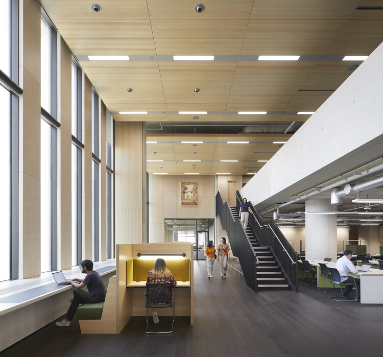 Marshgate UCL East Building / Стэнтон Уильямс — фотография интерьера, лестница, окна