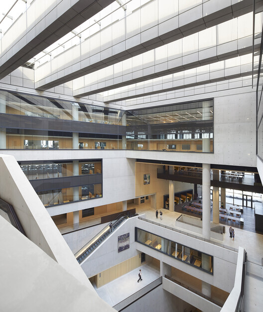 Marshgate UCL East Building / Стэнтон Уильямс — фотография интерьера, кухня, балка