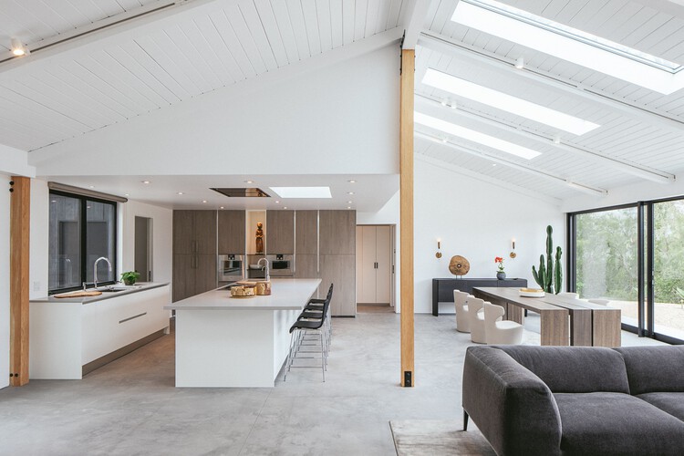 Vista Residence / Анакапа - Фотография интерьера, кухня, стол, балка
