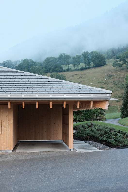 Дом с пирамидальной крышей / Charly Jolliet Architecte — Экстерьерная фотография
