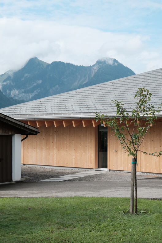 Дом с пирамидальной крышей / Charly Jolliet Architecte — фотография экстерьера, фасад