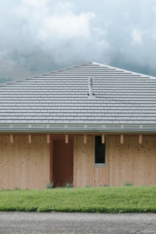 Дом с пирамидальной крышей / Charly Jolliet Architecte — фотография экстерьера, фасад