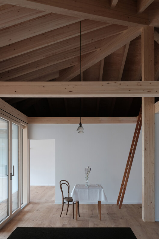 Дом с пирамидальной крышей / Charly Jolliet Architecte — фотография интерьера, дерево, стул, балка