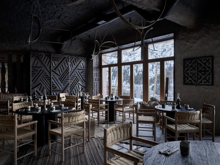 Ресторан «Ауыл» / Мастерская New Алматы Architects + DUNIE - Фотография интерьера, Стол, Стул, Окна, Балка