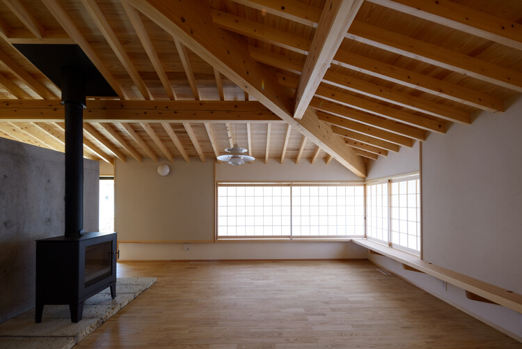 Дом виноградаря / Keisuke Noda Architects — фотография интерьера, окна, балка