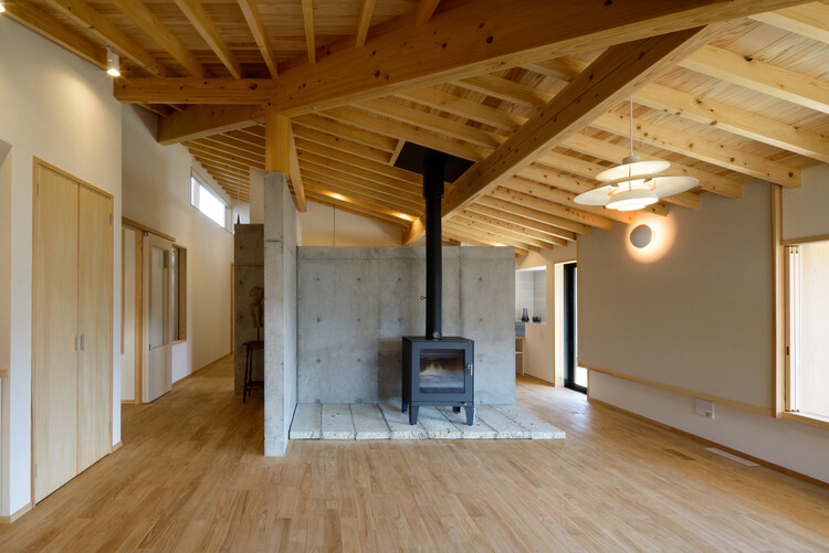 Дом виноградаря / Keisuke Noda Architects — фотография интерьера, кухня, окна, балка