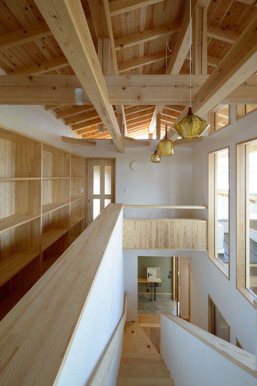 Дом виноградаря / Keisuke Noda Architects — фотография интерьера, кухня, окна, балка