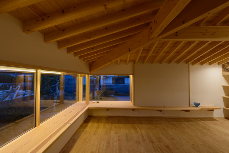 Дом виноградаря / Keisuke Noda Architects — фотография интерьера, окна, балки, террасы