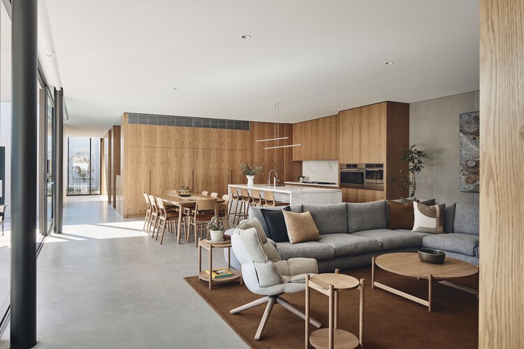 Bournian Residence / FGR Architects — Фотография интерьера, гостиная, стол, диван, стул