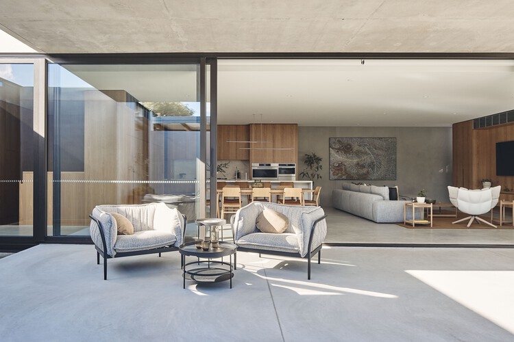 Bournian Residence / FGR Architects — Фотография интерьера, гостиная, стул