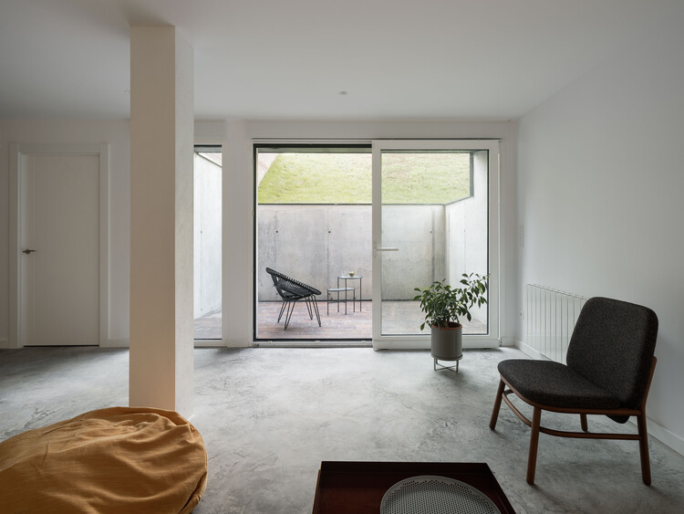 La Ferme Residence / Tenka Arkitektura - Фотография интерьера, гостиная, окна, стул