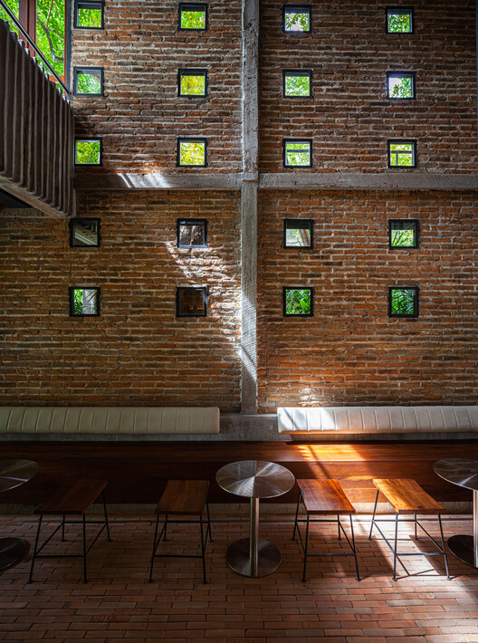 Kaomai Tea Barn / PAVA Architects - Фотография интерьера, Стол, Дерево, Кирпич, Освещение, Окна