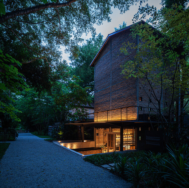 Kaomai Tea Barn / PAVA Architects - Экстерьерная фотография, Окна, Сад, Лес