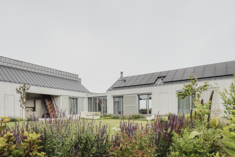 Pāvilosta Residence / OAD - Экстерьерная фотография, окна, сад
