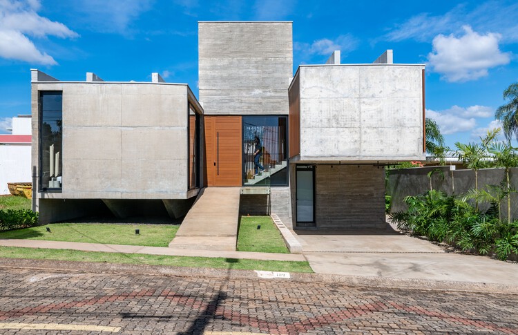 Дом с патио / Caio Persighini Arquitetura - Фотография экстерьера, фасад