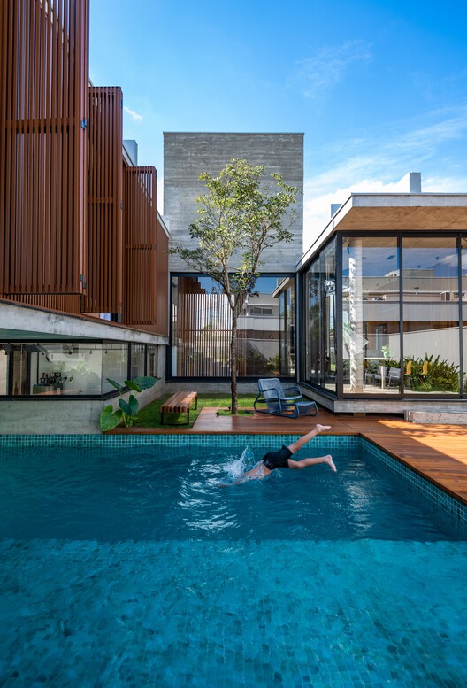 Дом с патио / Caio Persighini Arquitetura - Фотография экстерьера, фасад