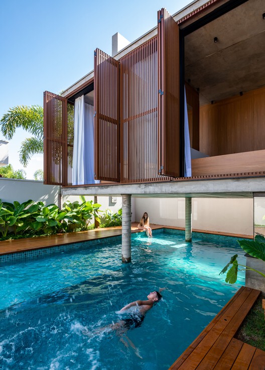 Дом с патио / Caio Persighini Arquitetura — фотографии экстерьера
