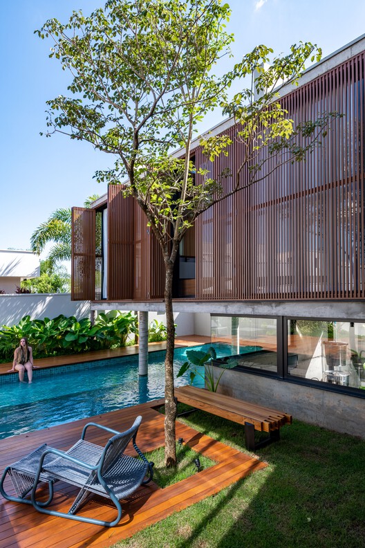Дом с Патио / Caio Persighini Arquitetura - Фотография Экстерьера, Фасад, Сад, Патио, Двор