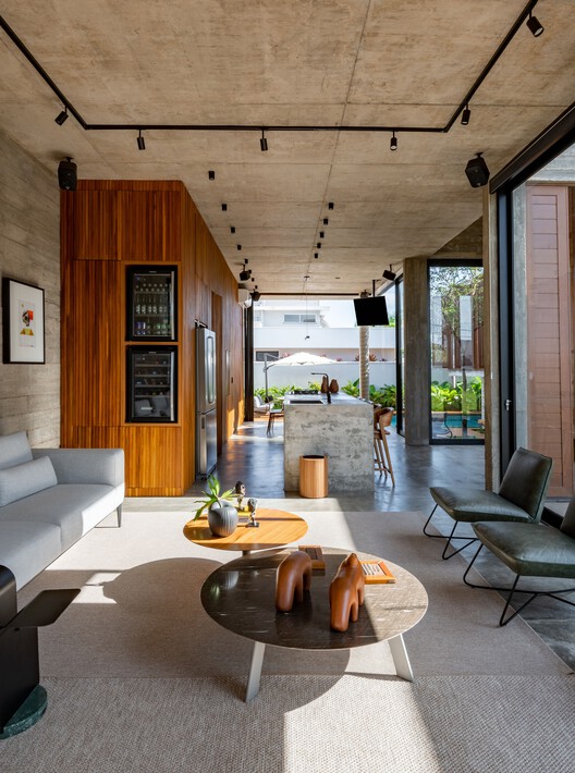 Дом с патио / Caio Persighini Arquitetura - Фотография интерьера, гостиная, диван, стол, окна, балка