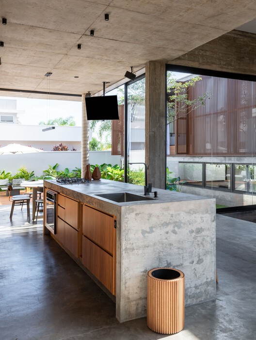 Дом с патио / Caio Persighini Arquitetura — фотография интерьера, кухня, дерево, столешница, балка